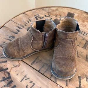 Beautiful suede Cat & Jack toddler boots. Size 7.